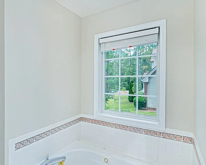 10 Hampshire Ln — Photo 4