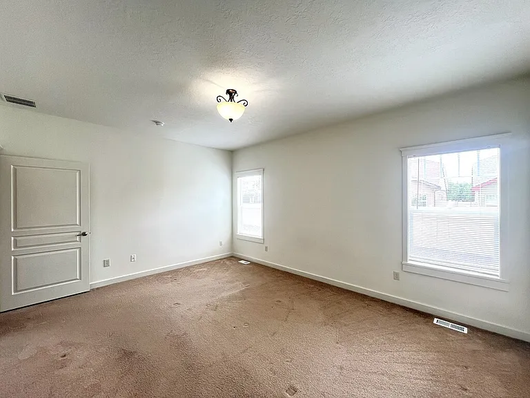 717 W Claire St — Photo 30