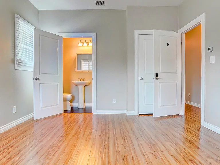 2352 S Portland St — Photo 11