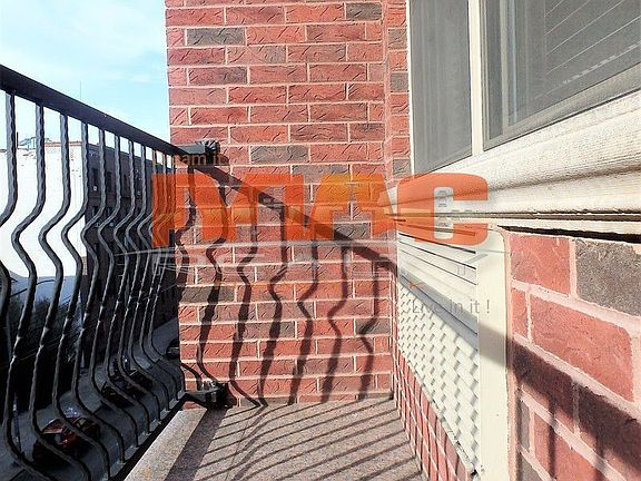 5th image of 3049 29th St APT 4R