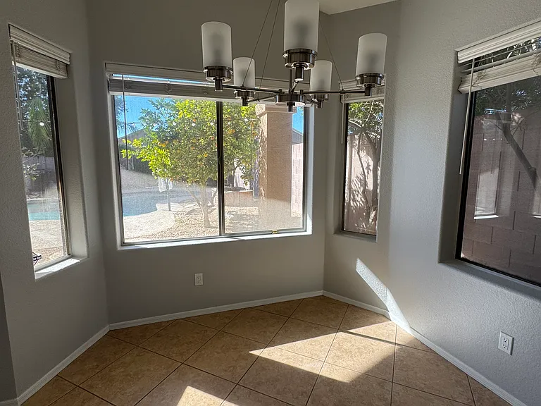 2523 E Parkside Ln — Photo 3