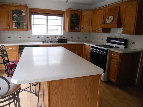 5th image of 92 Bedell St