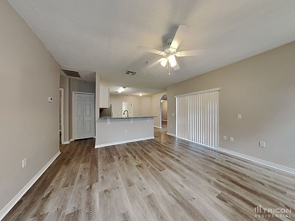4th image of 974 Cambridge Ct