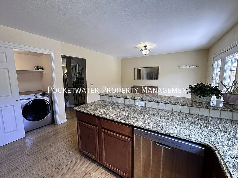 1827 Quail St #5 — Photo 11