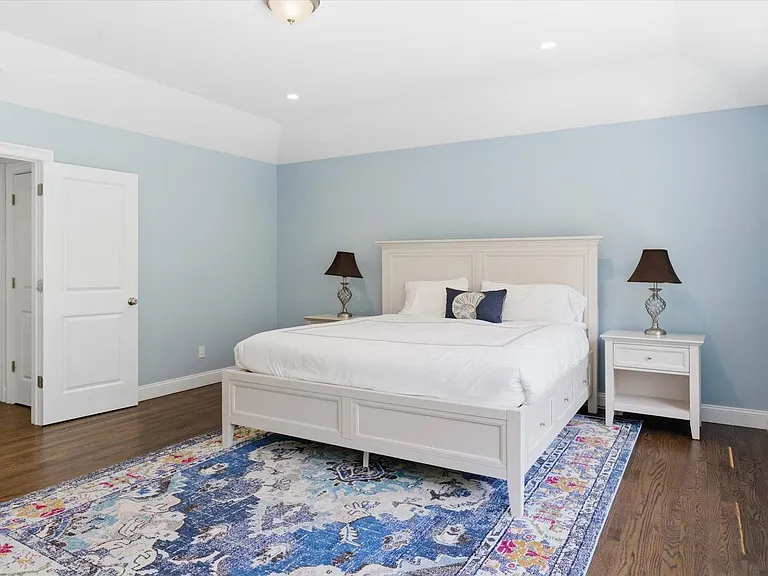 11 Rose Ave — Photo 8