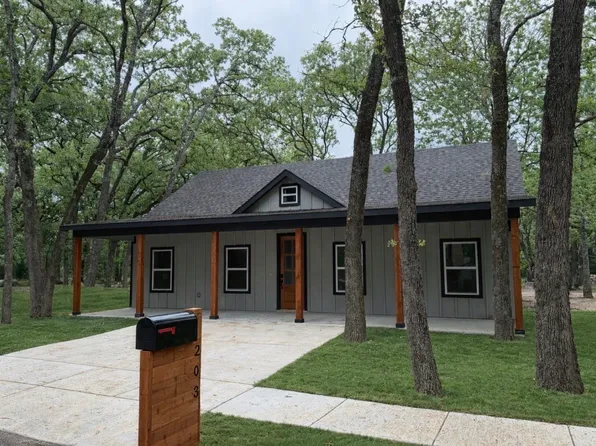 203 Seagrove Ln, Quinlan, TX 75474