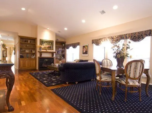 170 Carriage Ln #144A, Plainview, NY 11803