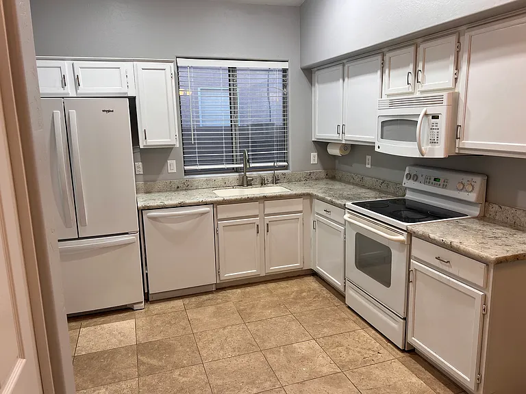 4322 E Milton Dr — Photo 4