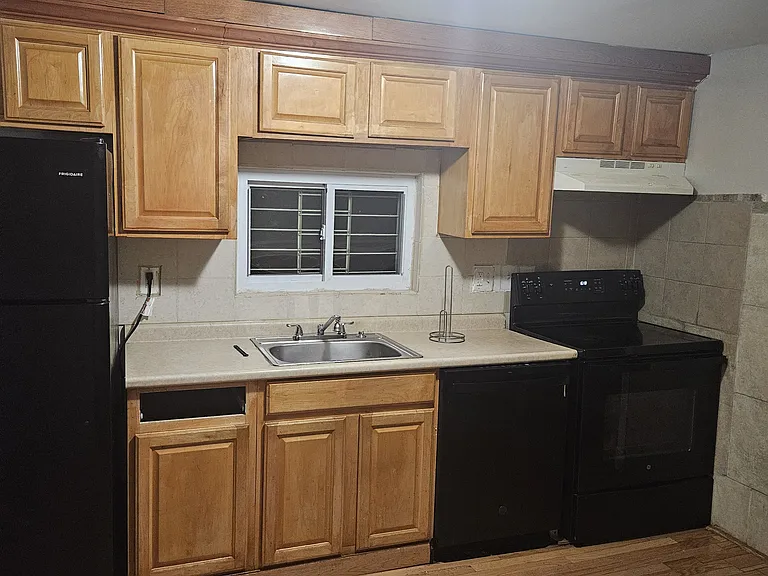 805 Eastern Ave — Photo 8