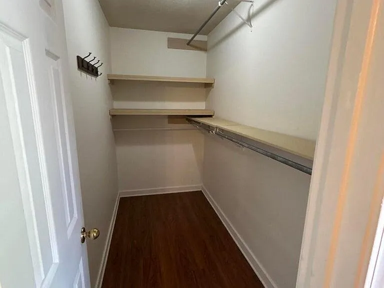 204 Foxwood Cv — Photo 9