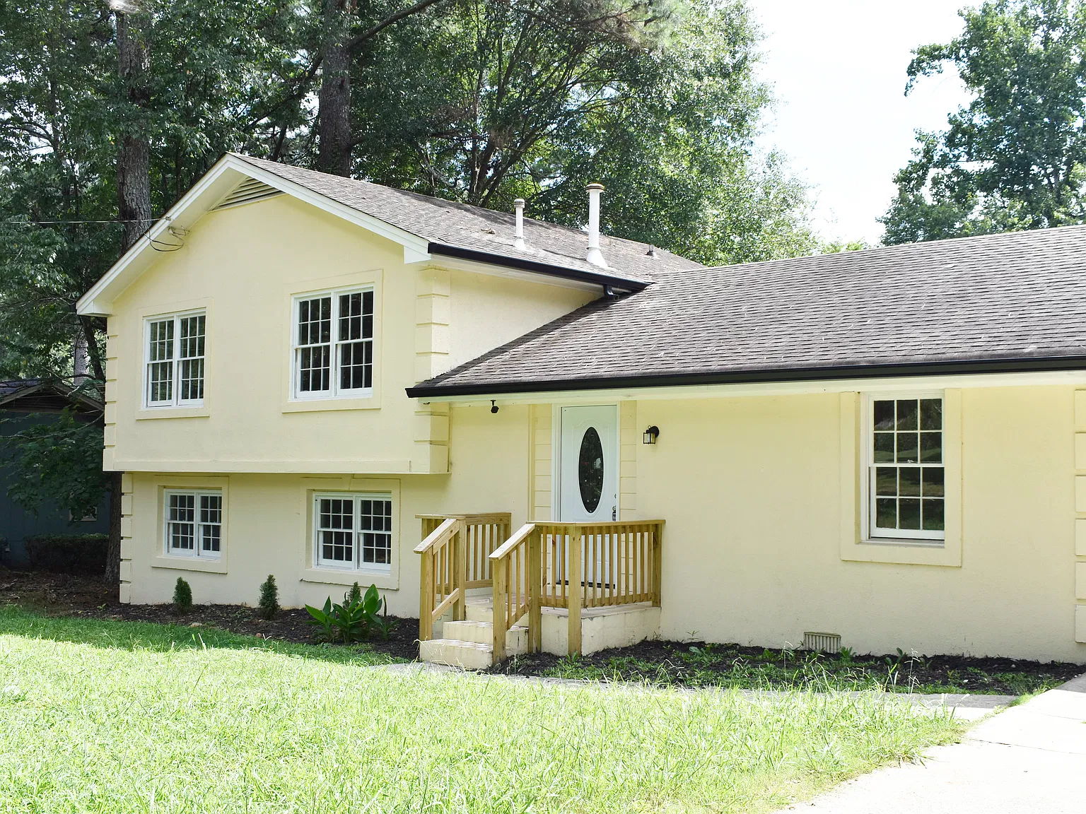 6 bed, 2.5 bath, 3300 sqft, $2,850 — Photo 2