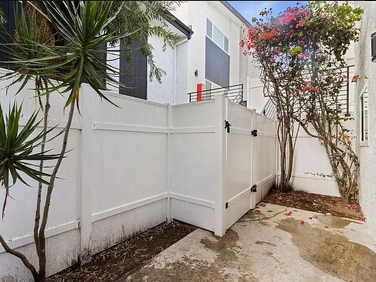 1151 N Peck Ave — Photo 40