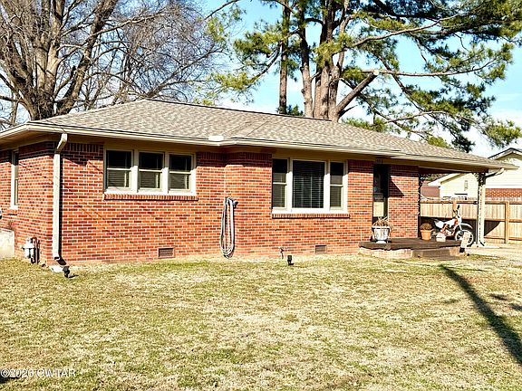 3rd image of 556 Circle Dr