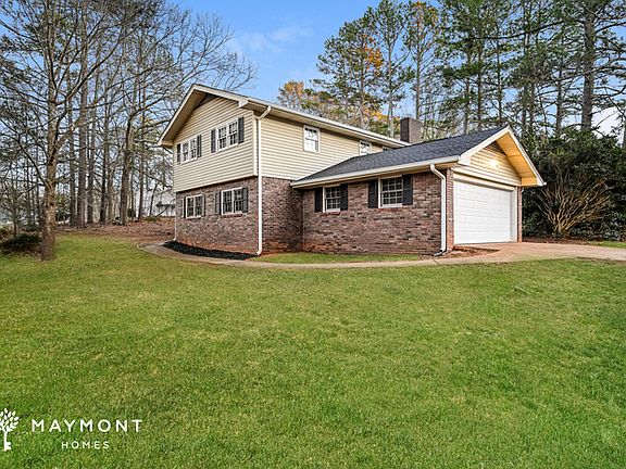 4th image of 2531 Country Club Dr SE