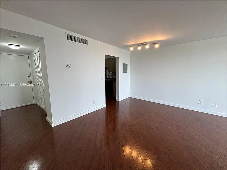 2020 NE 135th St #810 — Photo 18