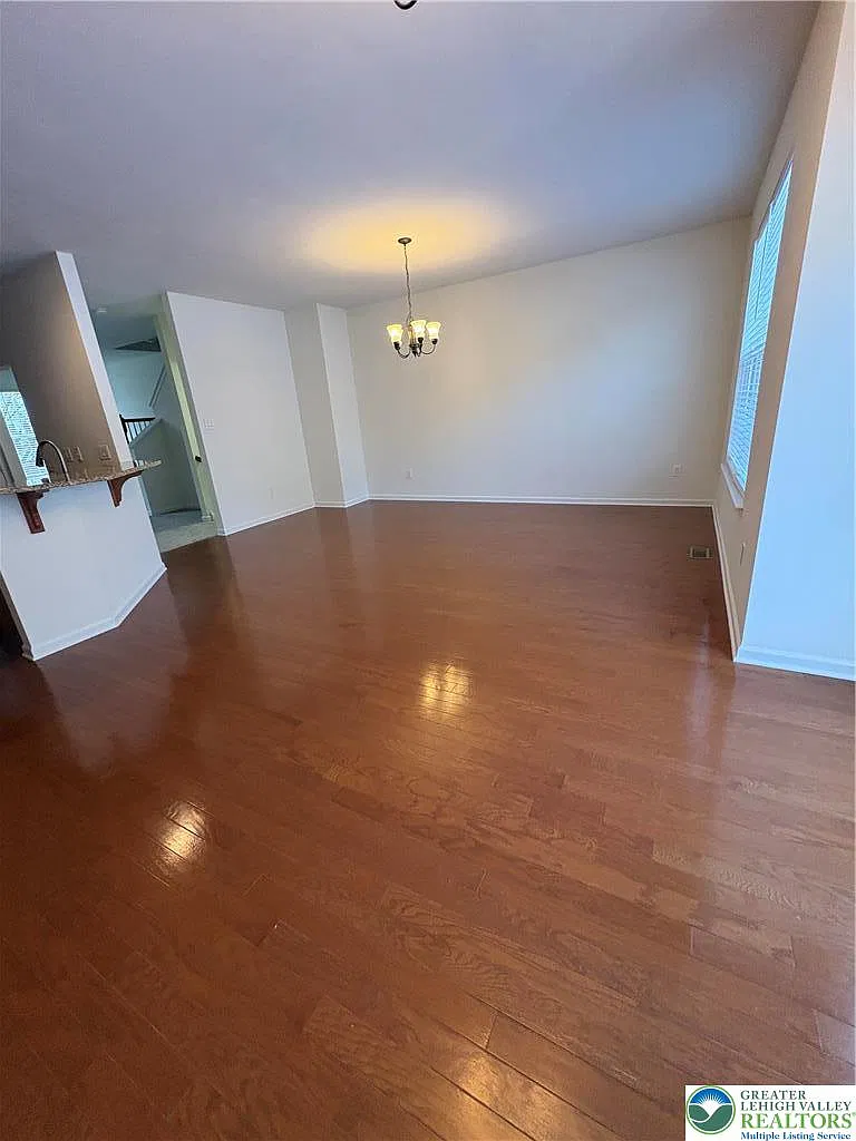 3 bed, 1.5 bath, 1828 sqft, $2,550 — Photo 2
