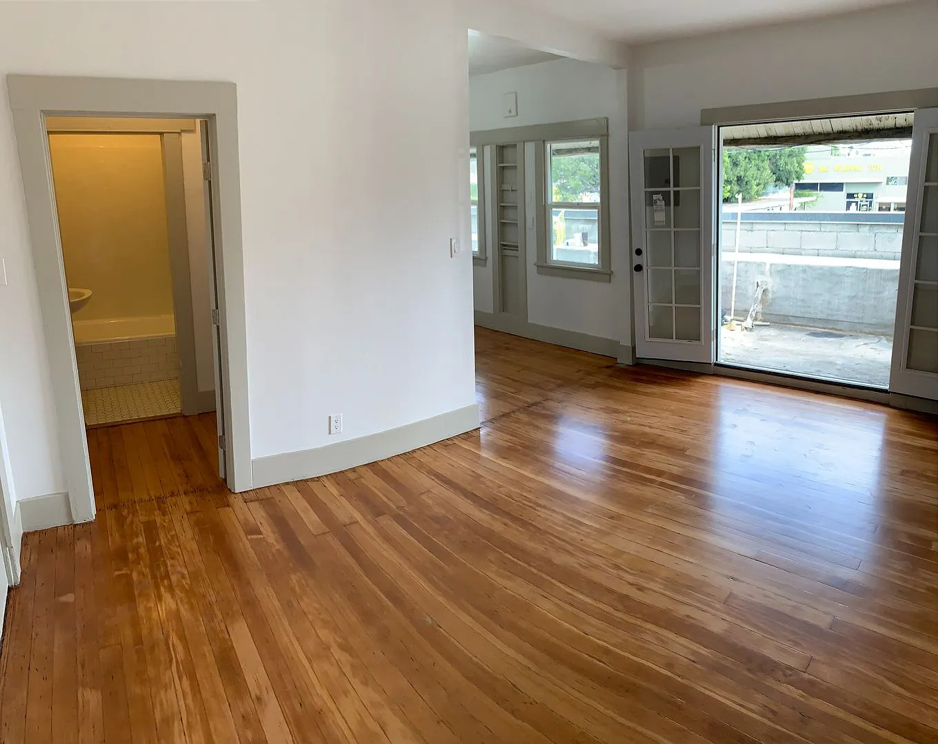 Charming Living in Historic West Adams at 1906 Cimarron Street — Photo 1