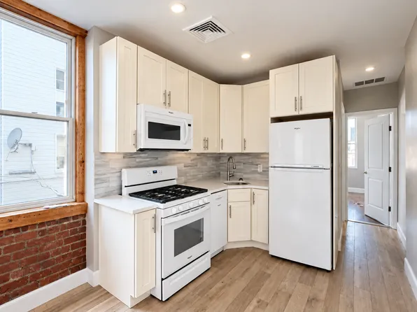28-13 Astoria Boulevard image 1 of 8