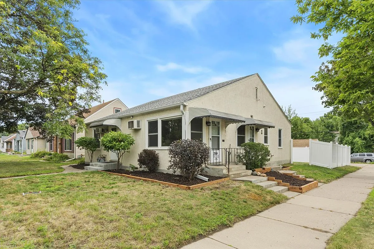 3 bed, 1194 sqft, $2,050 — Photo 1