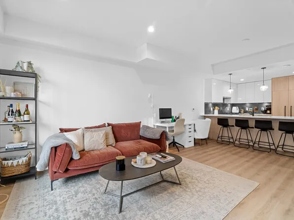 237 Ridgeway Ave #5, North Vancouver, BC V7L 0H6