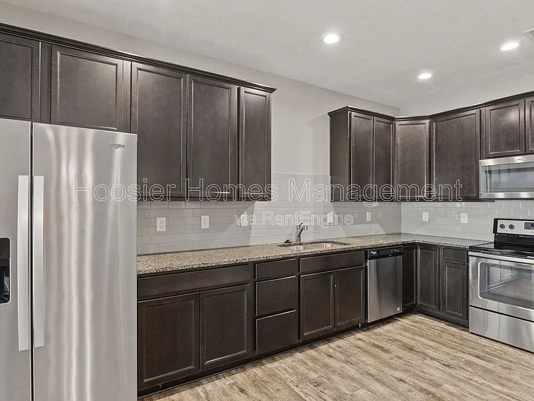 556 Dylan Dr — Photo 8
