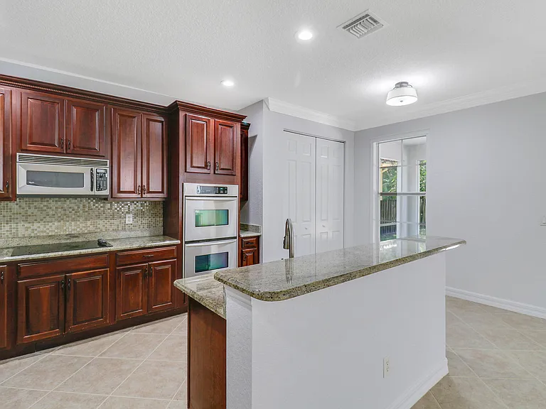 112 Dunmore Dr — Photo 10