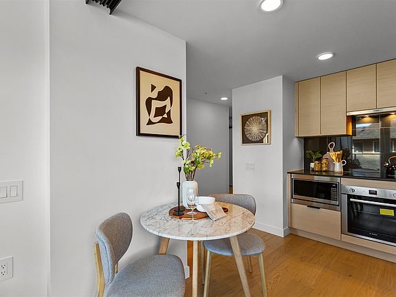5th image of 8120 Oak St #307