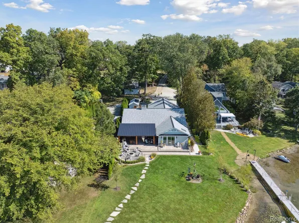 600 Black Oaks Trl, Howell, MI 48843