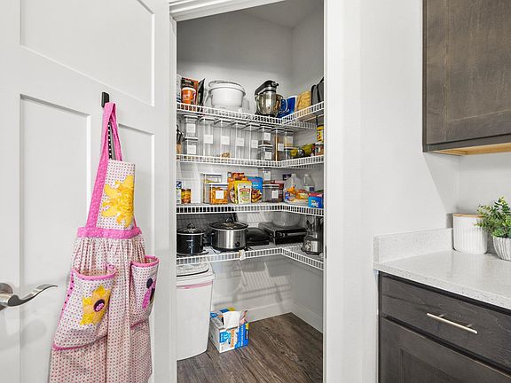 3rd image of 1601 N Windsor Ave #105