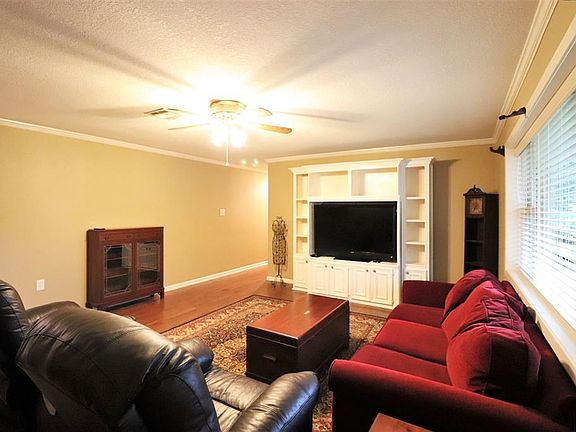 5th image of 407 Arlington Pl