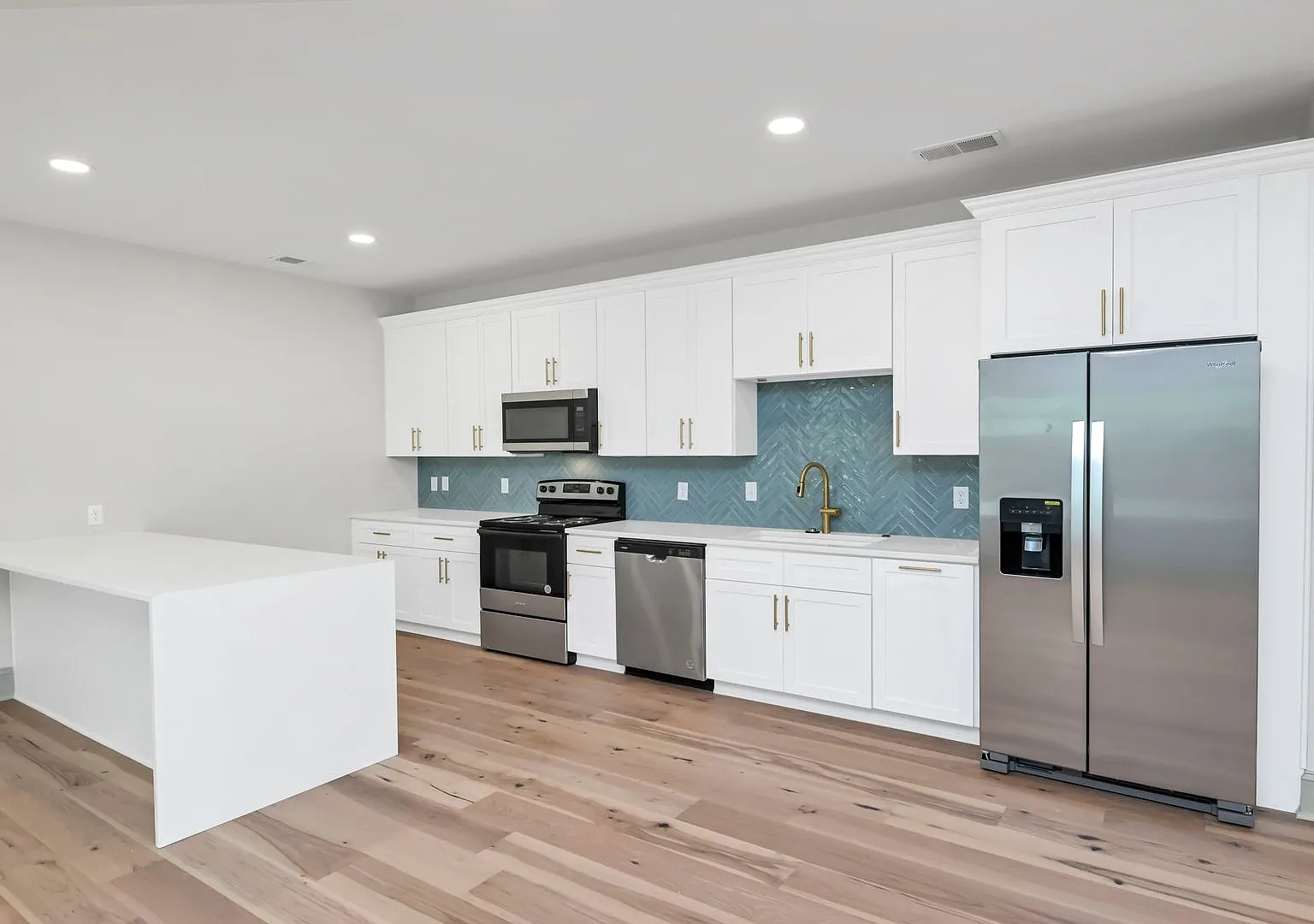 Modern home offering the perfect blend of convenience, comfort, and city living - Unit B — Photo 4
