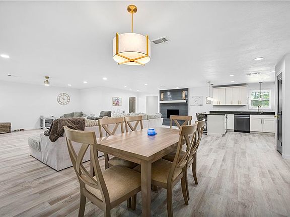 4th image of 2660 Evelyn Blvd