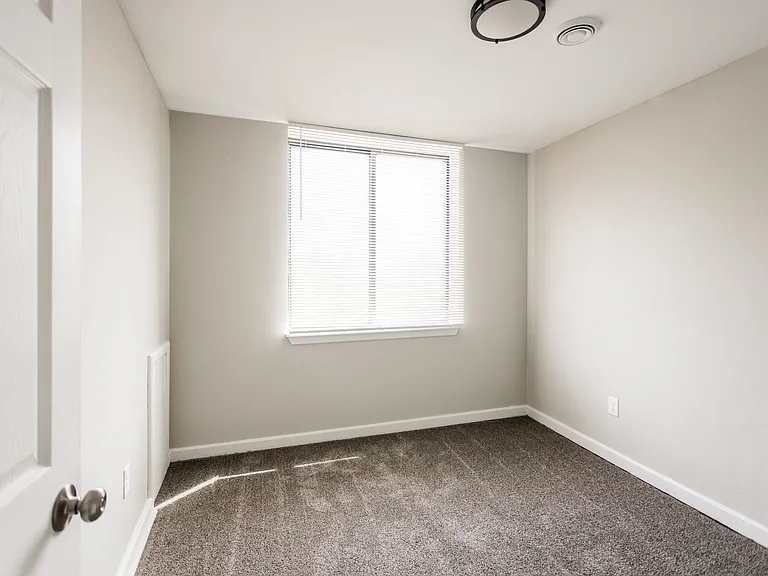 Kirkwood Apartments — Photo 12