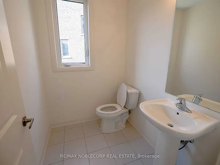 137 Casserley Cres — Photo 3