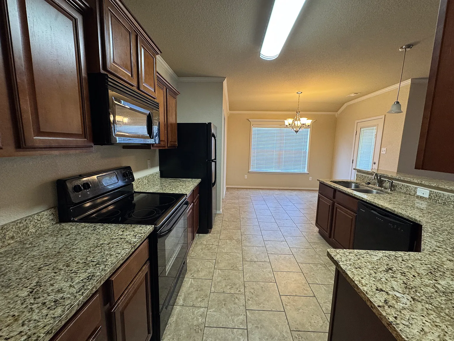 3 bed, 1400 sqft, $1,650 — Photo 4