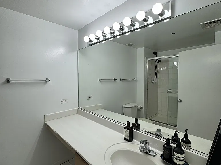 208 W Washington St #1208 — Photo 15