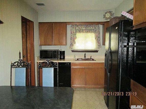 3rd image of 72 Vernon Ave