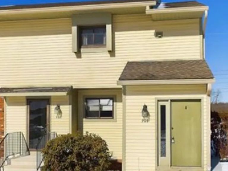 909 Summer Hill Dr — Photo 2