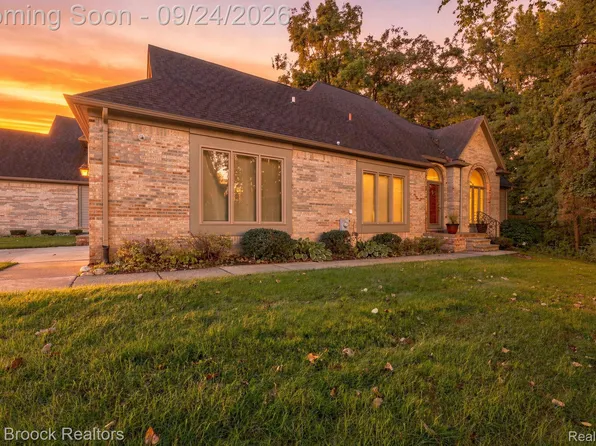 24585 Edgewood Dr, Novi, MI 48374