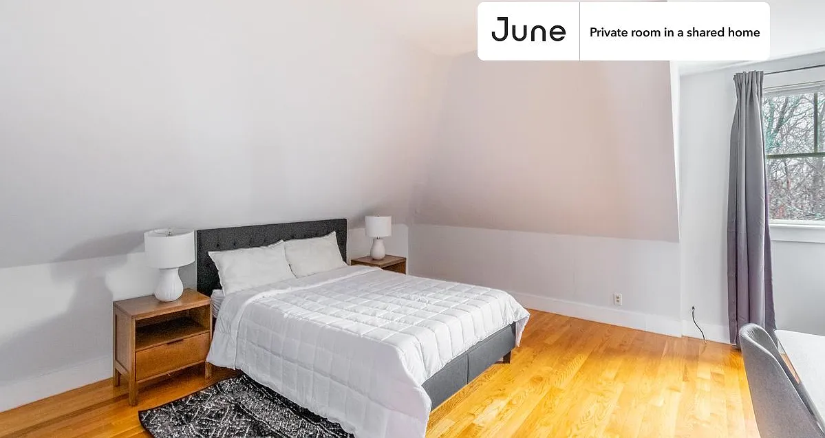 Queen bedroom in 5 bed/2.5 bath home in Newton Corner #1463 C — Photo 1