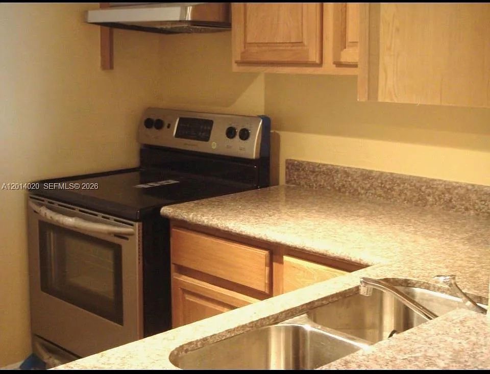 Building Photo - 9125 SW 77th Ave #501