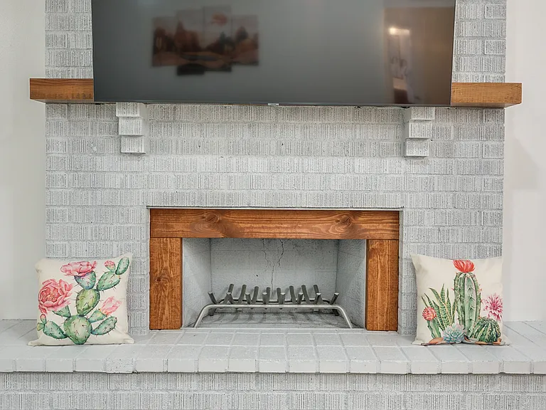 E Celeste Dr — Photo 4