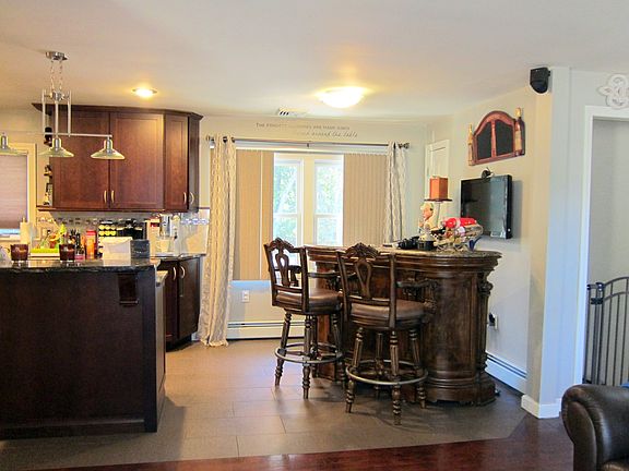 2nd image of 2 Meadowbrook Dr