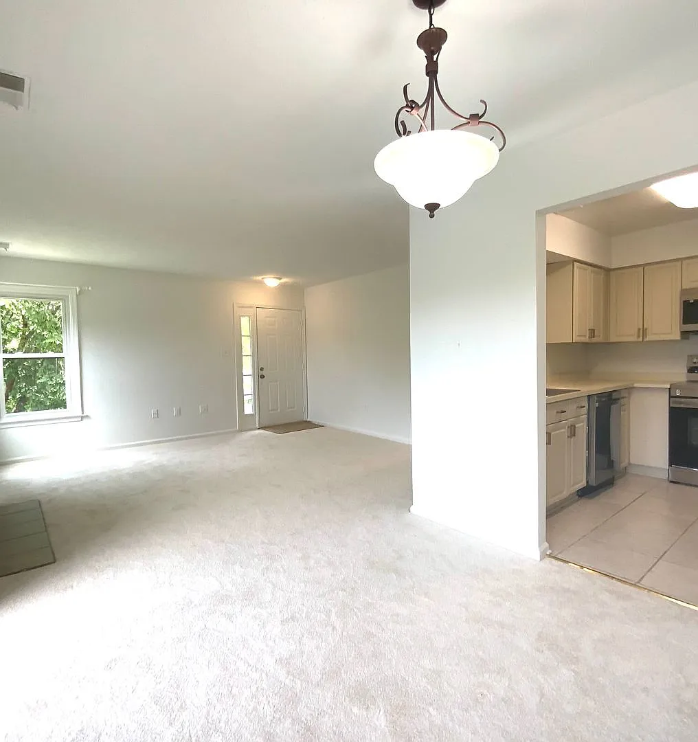 Lake View Condo - Move In Today — Photo 3