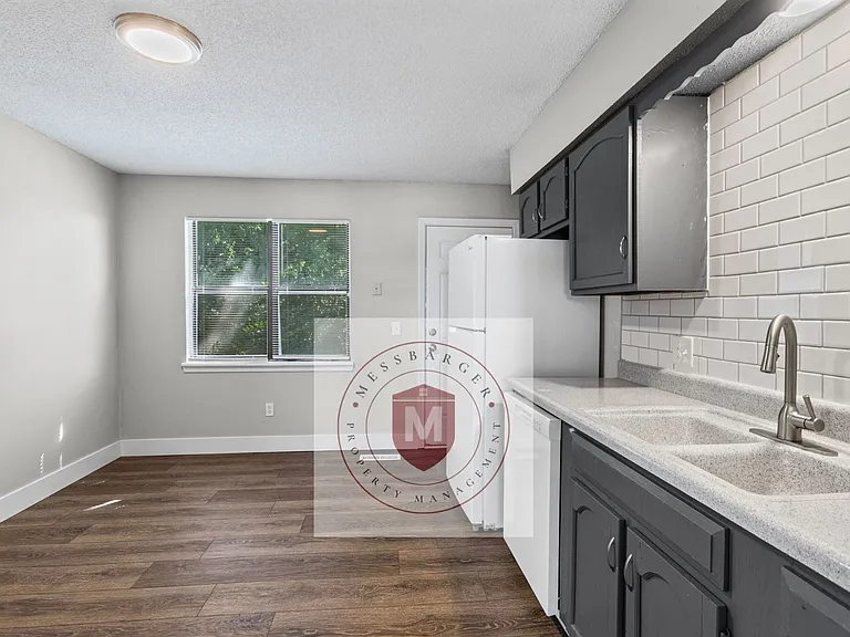 425 Castle Dr — Photo 7