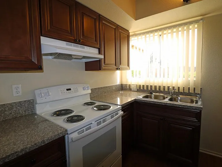 855 S Citrus Ave — Photo 23