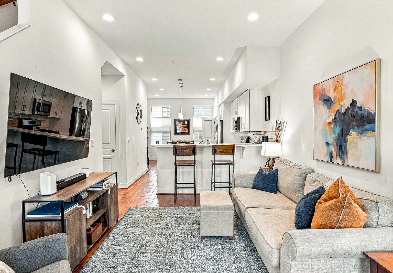 3 bed, 4.0 bath, 2104 sqft, $3,900 — Photo 4