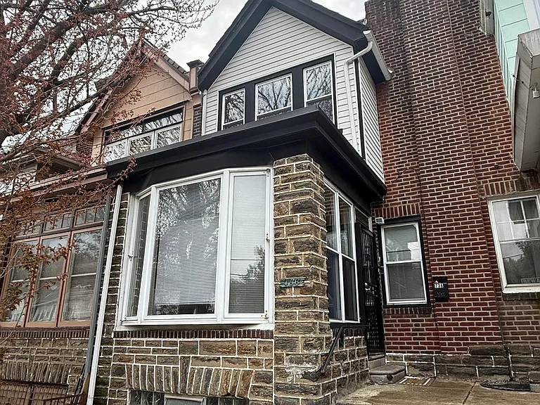 736 W Nedro Ave — Photo 2