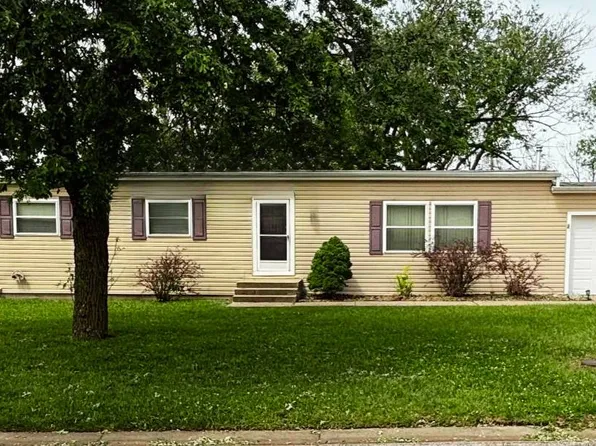 211 Floral Dr, Hillsboro, KS 67063