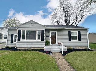 725 E 3rd St, Flora, IL 62839